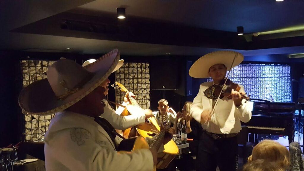 mariachis cantando en cumpleaños Barcelona