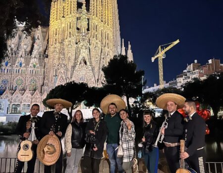 Mariachi Tequila en Sagrada Familia Barcelona dando serenara de enamorados